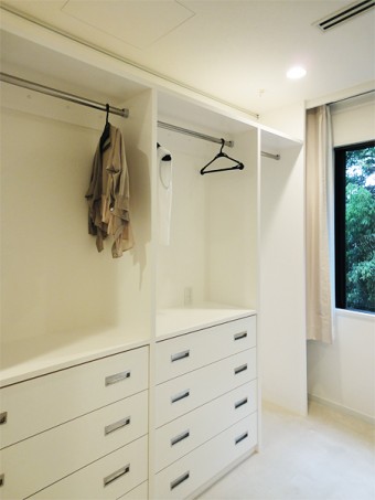 オーダー収納でショップのようなウォークインクローゼットに